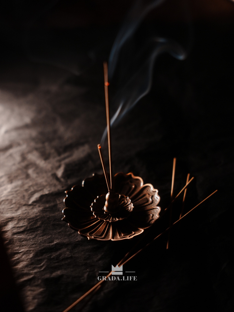 БЛАГОВОНИЯ ИЗ АЛОЙНОГО ДЕРЕВА