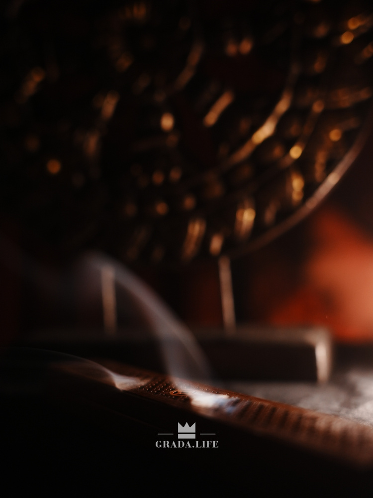 БЛАГОВОНИЯ ИЗ АЛОЙНОГО ДЕРЕВА