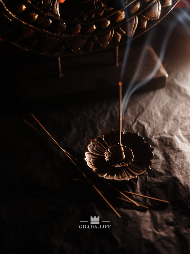 БЛАГОВОНИЯ ИЗ АЛОЙНОГО ДЕРЕВА